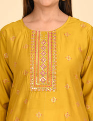 ROUND NECK